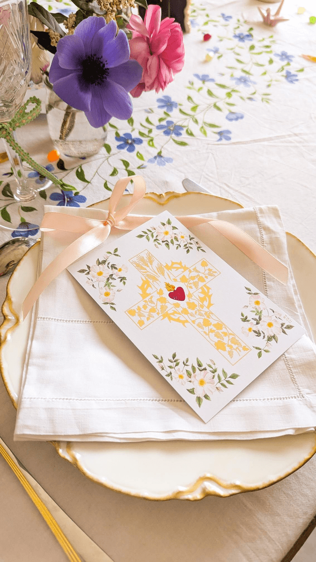 Croix eucharistique et roses sauvages