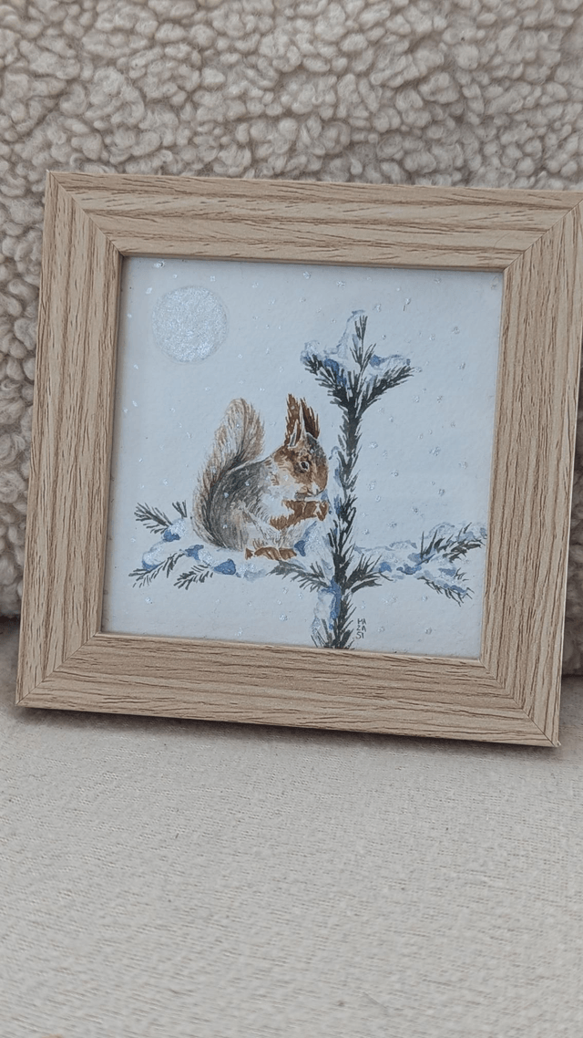 Écureuil dans le sapin enneigé 