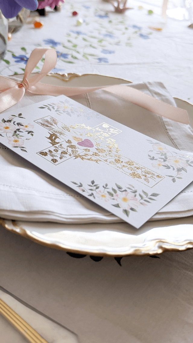 Croix eucharistique et roses sauvages